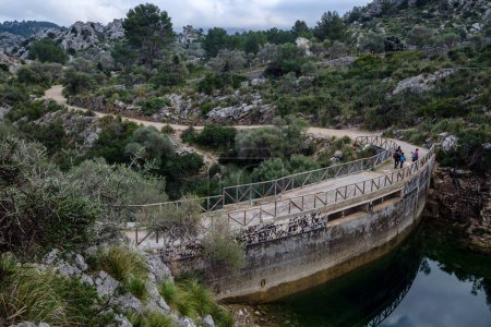 Foto de Caminantes en la ruta de Lavanor, Mortix, Escorca, Mallorca, Islas Baleares, España - Imagen libre de derechos