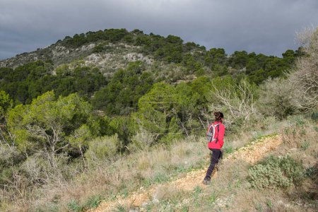 Foto de Excursionista ascendente cordillera de Galdent, macizo de Randa, municipios de Llucmajor y Algaida, Mallorca, Islas Baleares, España - Imagen libre de derechos