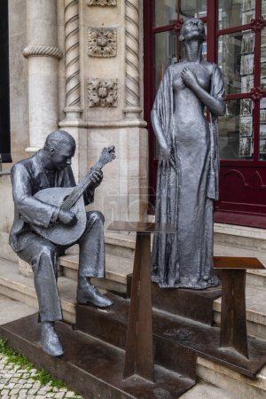 Téléchargez les photos : Sculptures d'un guitariste et chanteur de Fado, Lisbonne, Portugal - en image libre de droit