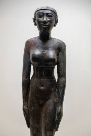 Téléchargez les photos : Sculpture of the lady Cheps, late period of Egypt, 26th dynasty, 664-525 a. C. bronze, Calouste Gulbenkian Foundation,   Lisbon, Portugal - en image libre de droit