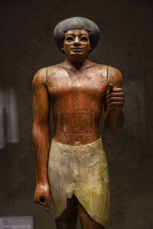 Foto de Estatua funeraria, Imperio Medio de Egipto, XI dinastia, 2000 a. C., madera de ebano policromada, Fundacin Calouste Gulbenkian,, Lisboa, Portugal - Imagen libre de derechos