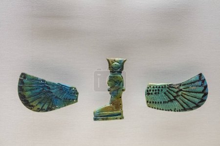 Foto de Diosa sis alada, período tardío de Egipto, dinastía 26, 664-525 a. C. loza verde, Fundación Calouste Gulbenkian,, Lisboa, Portugal - Imagen libre de derechos