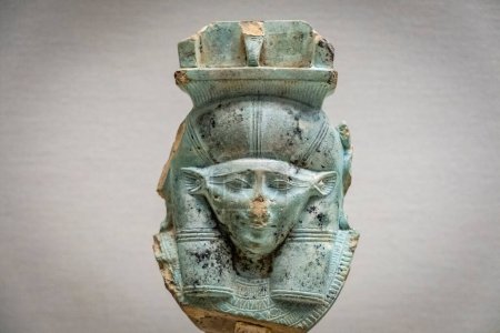 Foto de Goddess Hathor, late period of Egypt, 26th dynasty, 664-332 a. C. verdosada, Calouste Gulbenkian Foundation,  , Lisbon, Portugal - Imagen libre de derechos