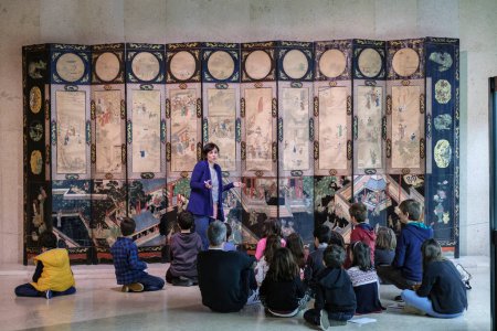 Téléchargez les photos : Group of schoolchildren in front of the Coromandel screen, late seventeenth century, China, Calouste Gulbenkian Foundation,  , Lisbon, Portugal - en image libre de droit