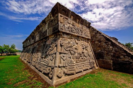 Téléchargez les photos : Piramide de la serpiente enplumada (piramide de Quetzalcoatl). Xochicalco site. State of Morelos.Mexico. - en image libre de droit
