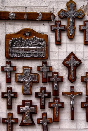 Foto de Cruces y sinbolos religiosos de plata. Taxco. Estado de Morelos.México. - Imagen libre de derechos