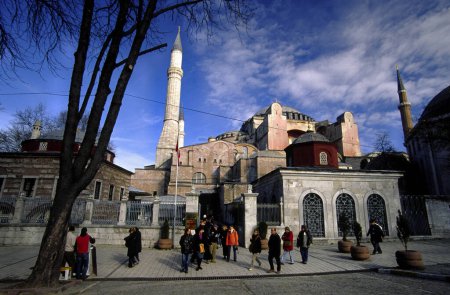 Foto de Group of tourists. Santa Sofia(a.537)Sutanahmet.Estambul.Turkey. - Imagen libre de derechos