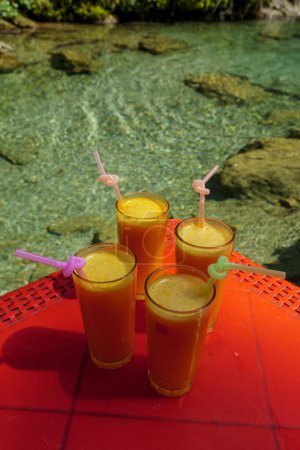 Téléchargez les photos : Jus d'orange, restaurant au bord de la rivière, God's Bridge, Akchour, Parc naturel Talassemtane, région du Rif, Maroc, Afrique - en image libre de droit
