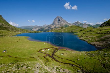 Téléchargez les photos : Campement près du lac Gentau, visite des lacs Ayous, Parc National des Pyrénées, Pyrénées Atlantiques, France - en image libre de droit