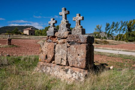 Foto de Cruces en la carretera, Ermita de Santa Coloma, Albendiego, provincia de Guadalajara, España - Imagen libre de derechos