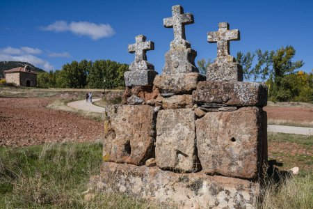 Foto de Cruces en la carretera, Ermita de Santa Coloma, Albendiego, provincia de Guadalajara, España - Imagen libre de derechos