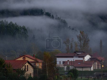 Foto de Niebla matutina, Ucieda, parque natural del Saja-Besaya, Cantabria, España - Imagen libre de derechos