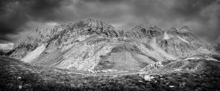 Foto de Picos de Penaforca y Lenito, Valle Hecho, Cordillera Pirenaica, España - Imagen libre de derechos