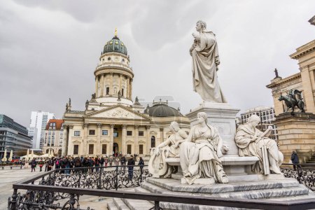 Foto de Monumento a Schiller frente al Konzerthaus  y Deutscher Dom (Catedral Alemana). Gendarmenmarkt (Mercado de los Gendarmes) .  Berlin, Alemania, europe - Imagen libre de derechos