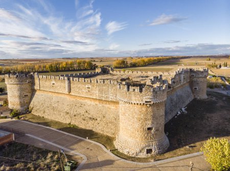 Foto de Castillo de Grajal de Campos, construcción militar del siglo XVI sobre los restos de otro castillo anterior del siglo X, castilla y León, España - Imagen libre de derechos