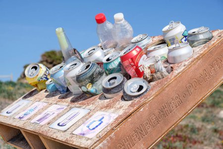 Foto de Reciclaje de residuos, Es Arenals, Playa de Migjorn, Formentera, Islas Pitiusas, Comunidad Baleares, España - Imagen libre de derechos