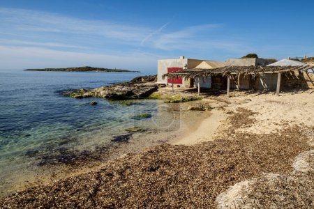 Foto de Can Curt beach and fisher house, Ses Salines, Mallorca, Islas Baleares, España - Imagen libre de derechos