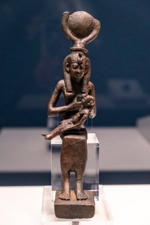 Foto de Estatuilla de la diosa Isis con su hijo Horus, bronce, período tardío, Egipto, colección del Museo Británico - Imagen libre de derechos