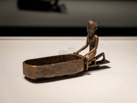 Foto de Fragmento de un quemador de incienso, bronce, período tardío, Egipto, colección del Museo Británico - Imagen libre de derechos