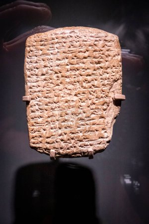 Foto de Tablilla con texto cuneiforme, misiva de la ciudad de Irqata, arcilla, reinado de Amenhotep IV / Akhenaton, 1352-1336 aC, Tell el-Amarna, egipto, colección del Museo Británico - Imagen libre de derechos