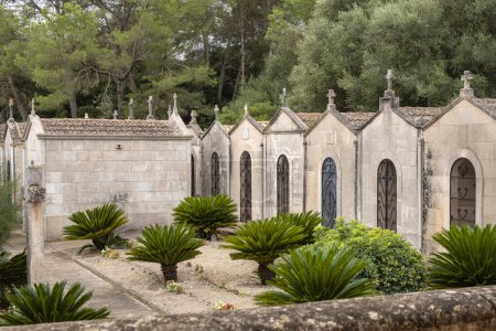 Foto de Panteones familiares con techo de baldosas, cementerio de Pina, Mallorca, Islas Baleares, España - Imagen libre de derechos