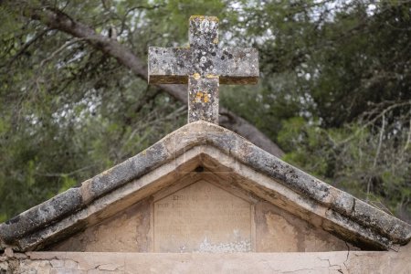 Foto de Antigua entrada al cementerio a través de los frentes, cementerio de Pina, Mallorca, Islas Baleares, España - Imagen libre de derechos