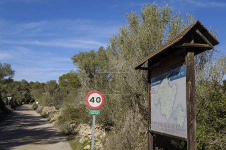 Téléchargez les photos : Bannière avec des informations sur les pistes cyclables, Llucmajor, Majorque, Îles Baléares, Espagne - en image libre de droit