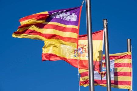 Foto de Banderas de la gente, la comunidad y el país, Inca, Mallorca, Islas Baleares, España - Imagen libre de derechos