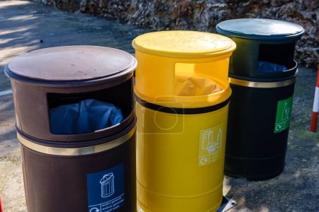 Foto de Contenedores de separación de residuos, Porto Petro, Santanyi, Mallorca, Islas Baleares, España - Imagen libre de derechos