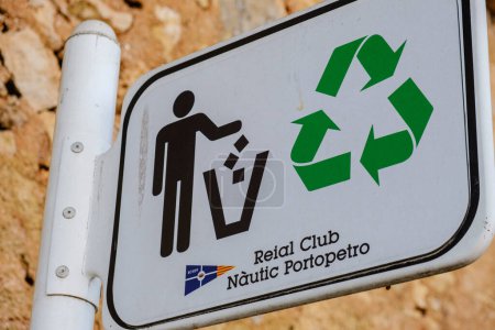Foto de Póster anunciando un lugar para la separación de residuos, Porto Petro, Santanyi, Mallorca, Islas Baleares, España - Imagen libre de derechos