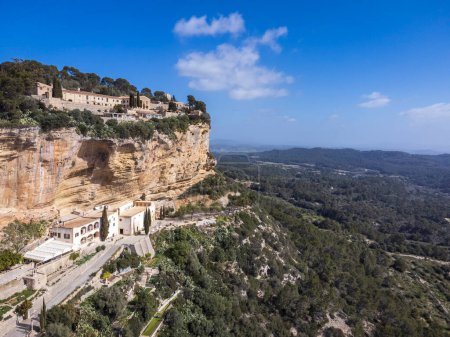 Téléchargez les photos : Sanctuaires de Gracia et Sant Honorat, sur les falaises escarpées de Puig de Cura, Algaida, Majorque, Îles Baléares, Espagne - en image libre de droit