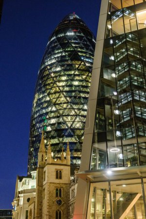 Téléchargez les photos : 30 St Mary Axe, Gherkin Building, la ville, Londres, Angleterre, Grande-Bretagne - en image libre de droit