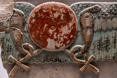 Foto de Fragmento de relieve, piedra caliza pintada, XI dinastía, templo de Mentuhotep II, Deir el-Bahari, Tebas, Egipto, colección del Museo Británico - Imagen libre de derechos