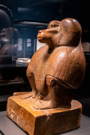 Foto de Figura de un babuino en cuclillas, cuarcita roja, XVIII dinastía reinante Amenhotep III, colección del Museo Británico - Imagen libre de derechos