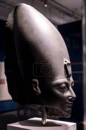 Foto de Cabeza del faraón Tuthmosis III, limo verde, XVIII dinastía, reinado de Tuthmosis III, 1479-1425 aC, Karnak, Tebas, Egipto, colección del Museo Británico - Imagen libre de derechos