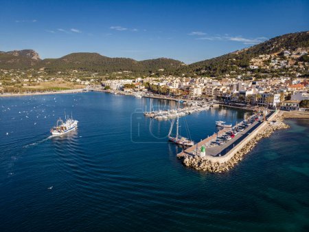 Téléchargez les photos : Bateau de pêche Bou entrant dans le port, Andratx, Majorque, Îles Baléares, Espagne - en image libre de droit