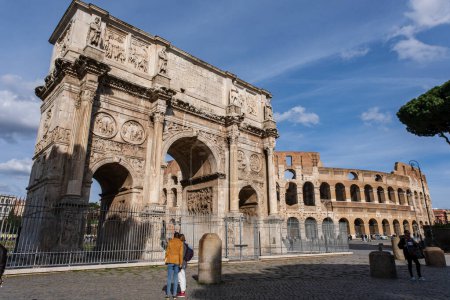 Foto de Arco de Constantino y el Coliseo, Anfiteatro Flavio, construido en el siglo I, Roma, Lacio, Italia , - Imagen libre de derechos