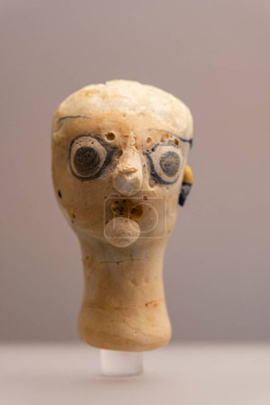 Foto de Colgante en forma de cabeza femenina, de Cartago, 4º-3º centavo. BCE, Museo Nacional de Cartago, El Coliseo, Roma, Lacio, Italia , - Imagen libre de derechos