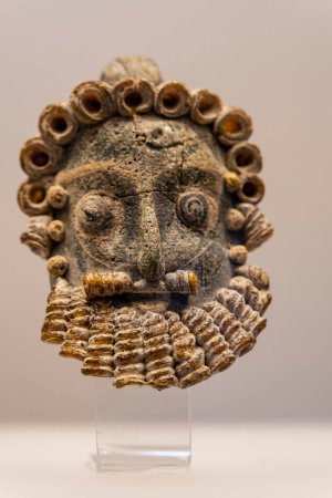 Foto de Colgante en forma de macho barbudo, de Cartago, 4º-3º centavo. BCE, Museo Nacional de Cartago, El Coliseo, Roma, Lacio, Italia , - Imagen libre de derechos
