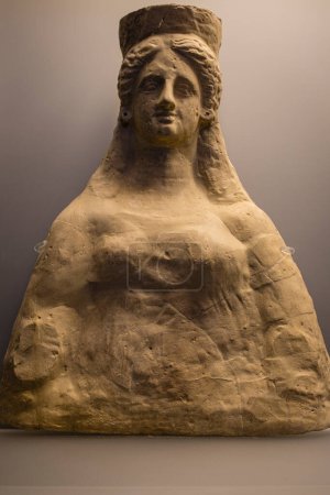 Foto de Busto de hembra, de Ibiza, necrópolis de Puig des Molins, arcilla, 400-300 AEC, Ibiza, Museo arqueológico de Ibiza y formentera, El Coliseo, Roma, Lacio, Italia , - Imagen libre de derechos