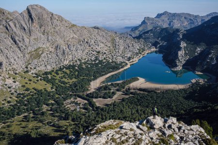 Téléchargez les photos : Randonneurs observant le réservoir Gorg Blau, Escorca, Majorque, Îles Baléares, Espagne - en image libre de droit