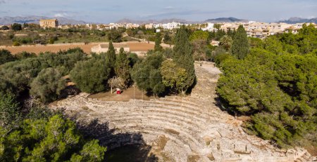Foto de Teatro romano de Pollentia, finales del siglo I, ciudad romana de Pollentia, Alcudia, Mallorca, Islas Baleares, España - Imagen libre de derechos