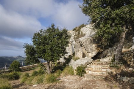 Foto de Cueva de Ramón Llull, Santuario de Cura, Puig de Randa, Mallorca, Islas Baleares, España - Imagen libre de derechos