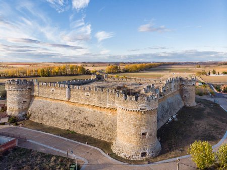 Foto de Castillo de Grajal de Campos, construcción militar del siglo XVI sobre los restos de otro castillo anterior del siglo X, castilla y León, España - Imagen libre de derechos