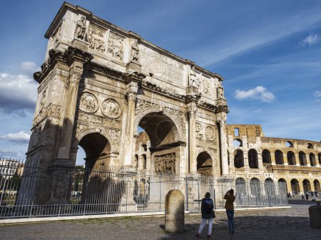 Foto de Arco de Constantino y el Coliseo, Anfiteatro Flavio, construido en el siglo I, Roma, Lacio, Italia , - Imagen libre de derechos