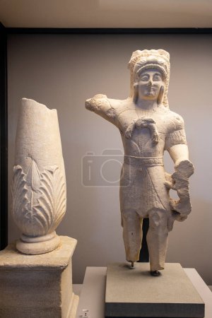 Foto de Estatua del dios Melqart, Heracles, probablemente de Chipre, piedra caliza, 5º centavo. BCE, Museo Barracco, El Coliseo, Roma, Lazio, Italia , - Imagen libre de derechos