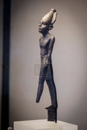 Foto de Estatua del dios Melqart, Heracles, Cádiz, área de Santi Petri,, bronce, 8vo-7mo centavo. BCE, Museo de Cádiz, El Coliseo, Roma, Lacio, Italia , - Imagen libre de derechos