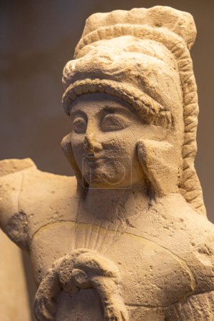 Foto de Estatua del dios Melqart, Heracles, probablemente de Chipre, piedra caliza, 5º centavo. BCE, Museo Barracco, El Coliseo, Roma, Lazio, Italia , - Imagen libre de derechos