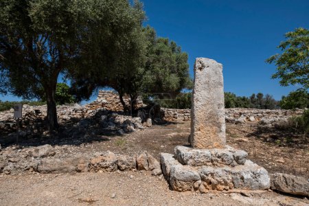 Foto de Menhir homenaje a J. Corominas Roca, asentamiento prehistórico de Capocorb Vell, Llucmajor, Mallorca, Islas Baleares, España - Imagen libre de derechos