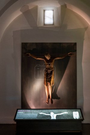 Foto de Cristo en la cruz, siglo XII, madera de nogal tallada, proviene de la catedral de Jaca, Museo Diocesano de Jaca, Huesca, España - Imagen libre de derechos